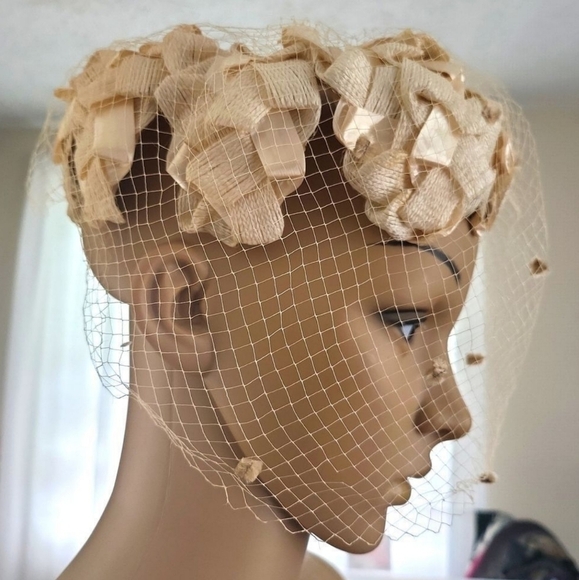 VINTAGE Mid Century Cream Woven Rafia Veiled Pillbox Cocktail or Wedding Hat - Picture 1 of 9